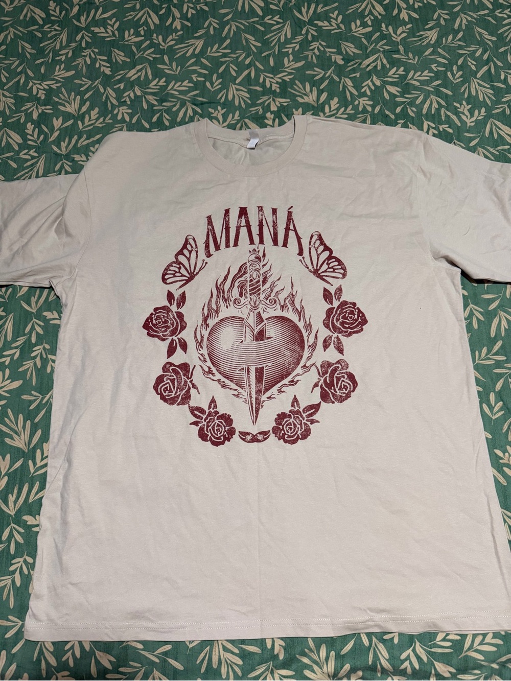 Maná Graphic Band T-Shirt in Cream with Maroon Print